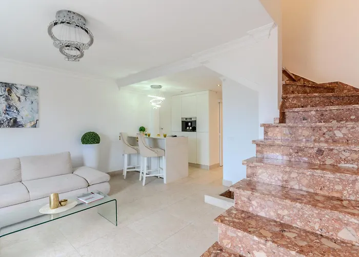 Charming Semi- Detached In Mirador Del Duque *